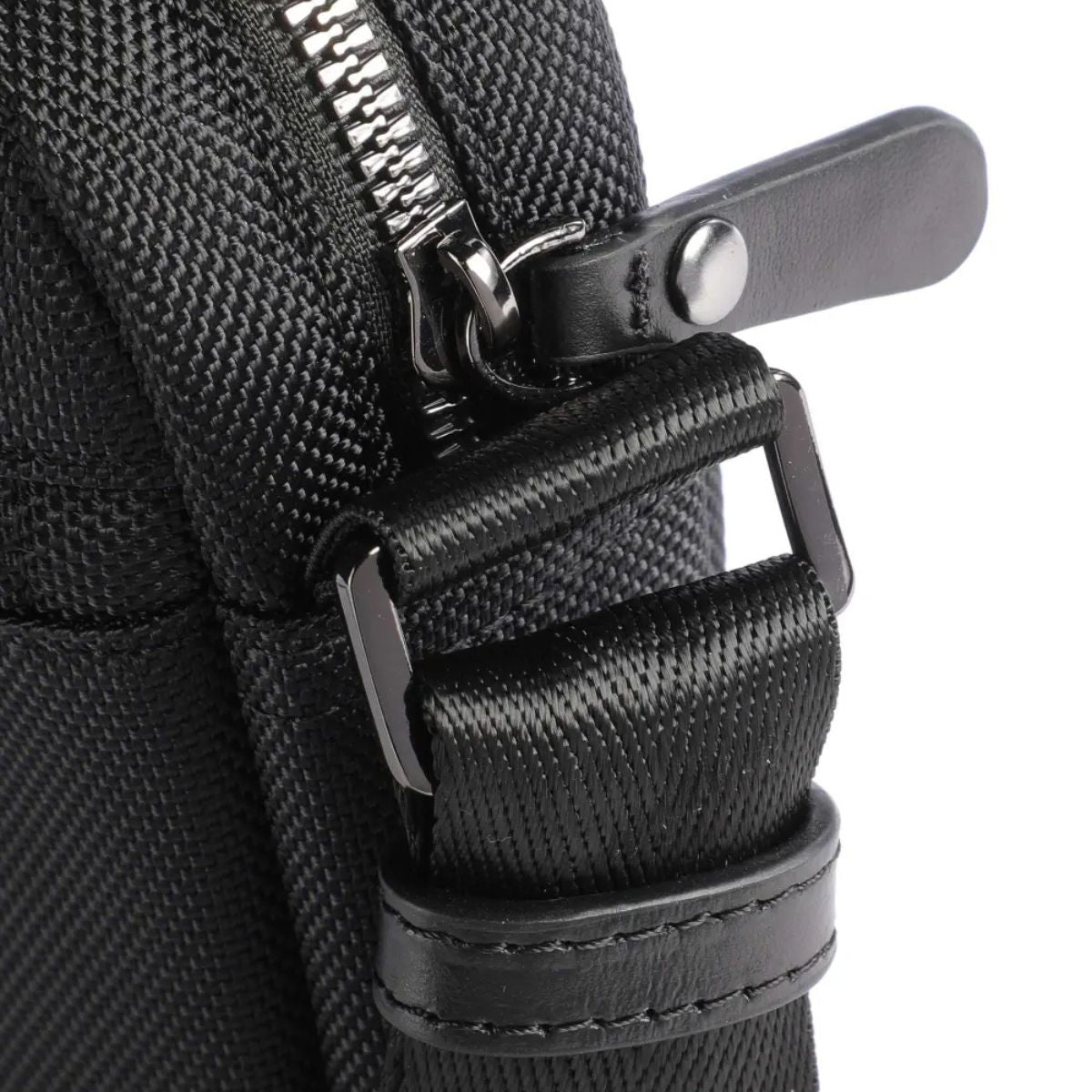Geanta de Umar pentru Barbati, Bugatti Nero, 496406, Piele Naturala Neagra, Curea Reglabila, Compartimente multiple